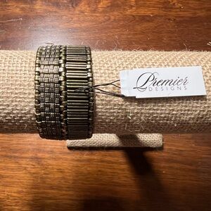 Premier Designs “Comfy Cozy” elastic 7” gold bracelet